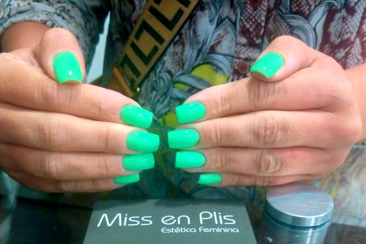 UNHAS DE ACRÍLICO PERTO DE MIM